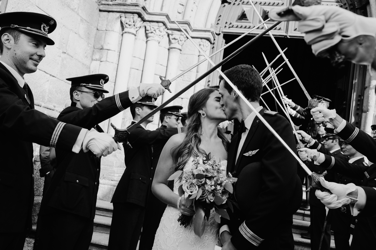 noivos igreja nossa senhora da 
 oliveira Guimarães saída arroz espadas militar