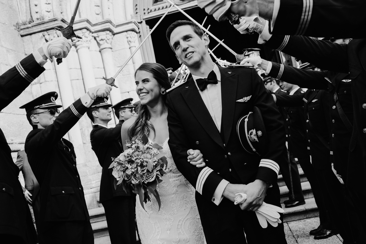 noivos igreja nossa senhora da  oliveira Guimarães saída arroz espadas militar