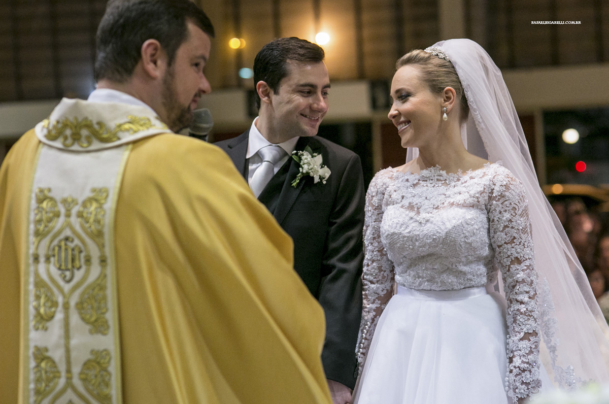 noivos se olhando no altar