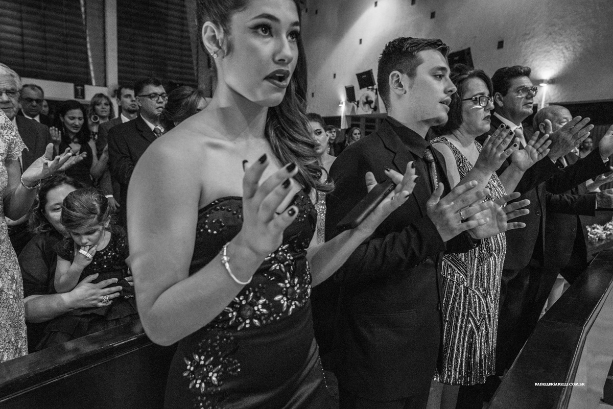 criança em casamento preto e branc