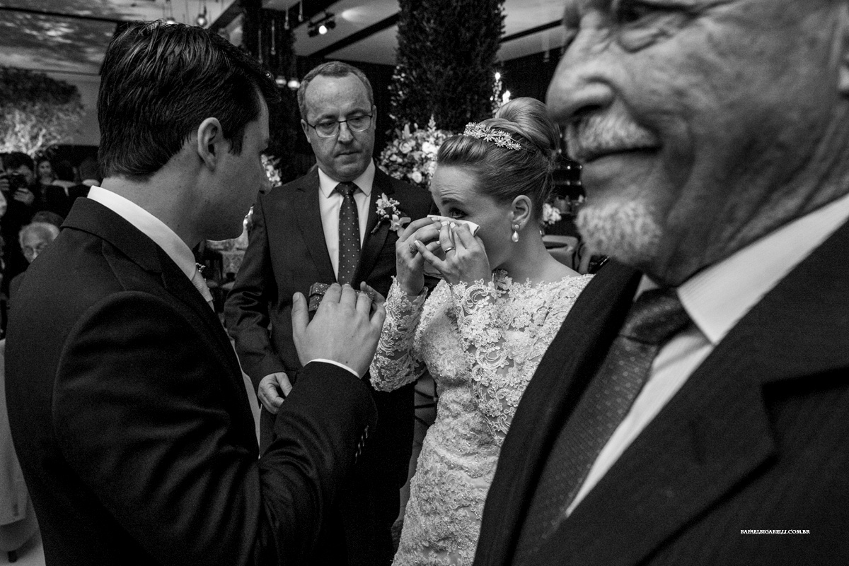 noiva chorando no casamento