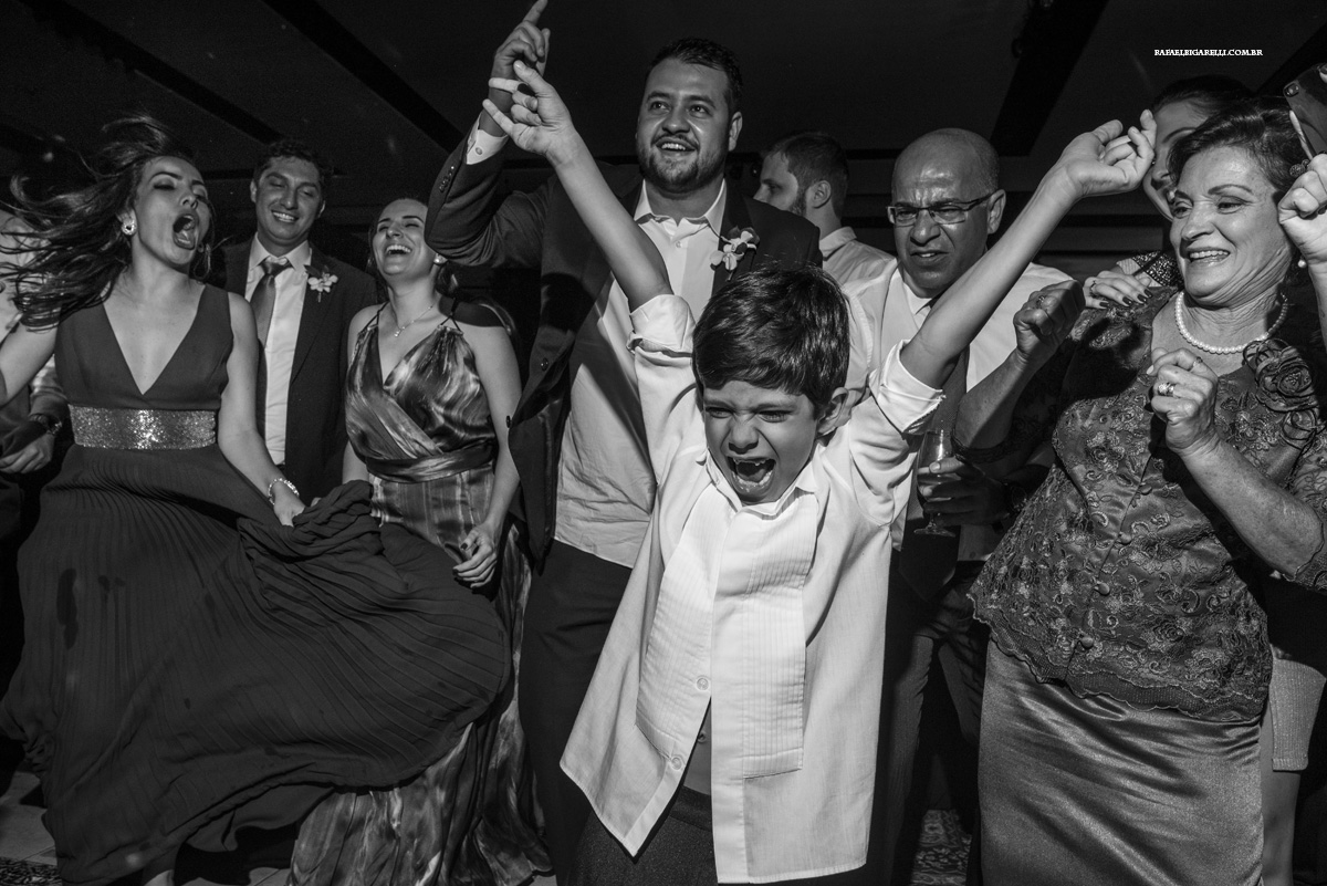 criança doida no casamento