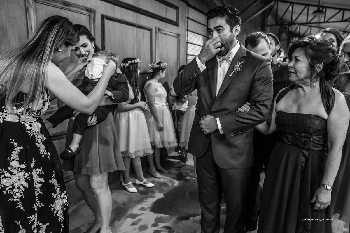 noivo antes da entrada criança preto e branco