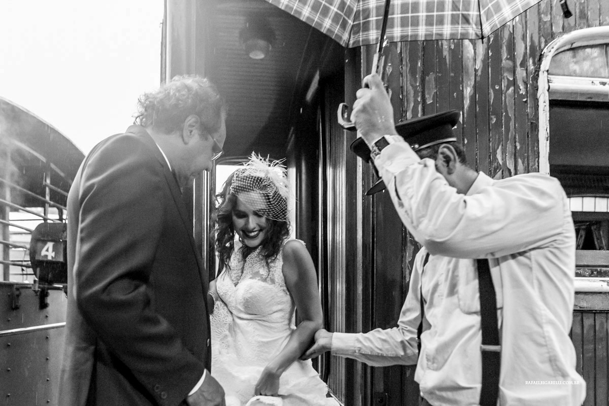 noiva saindo do trem
