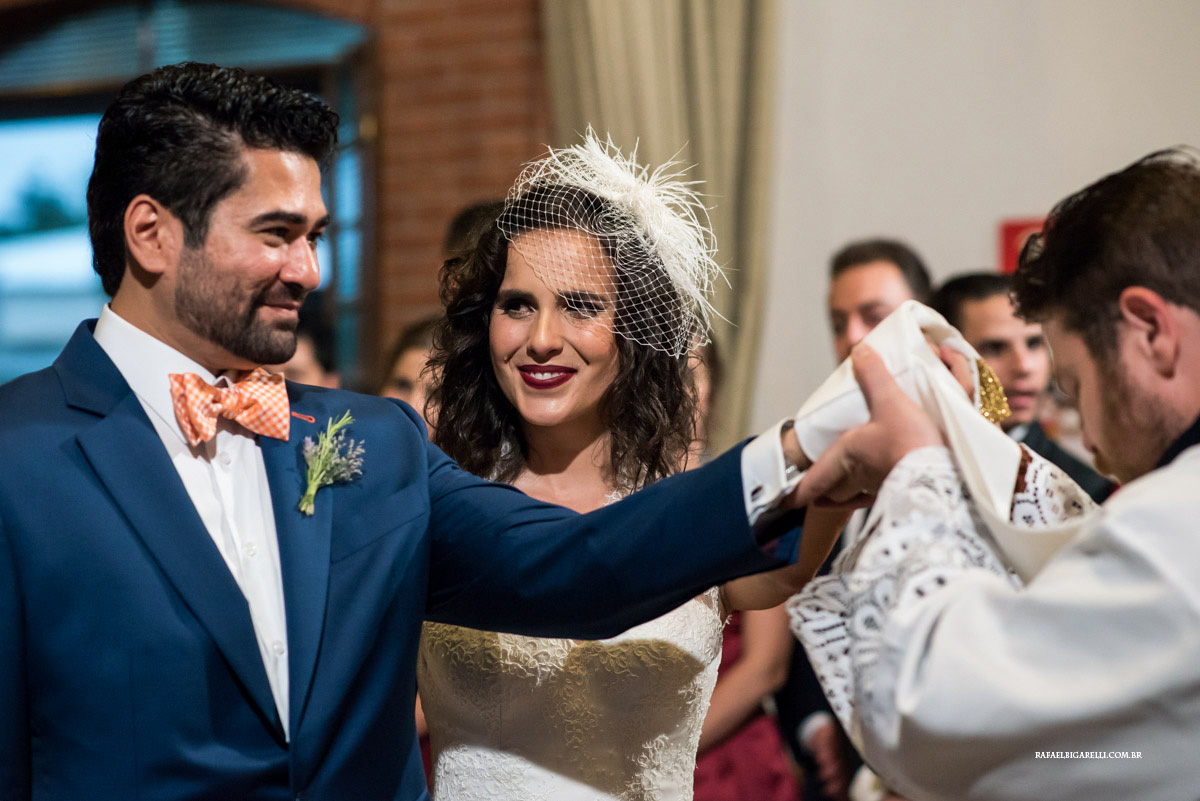 noiva chorando aliança