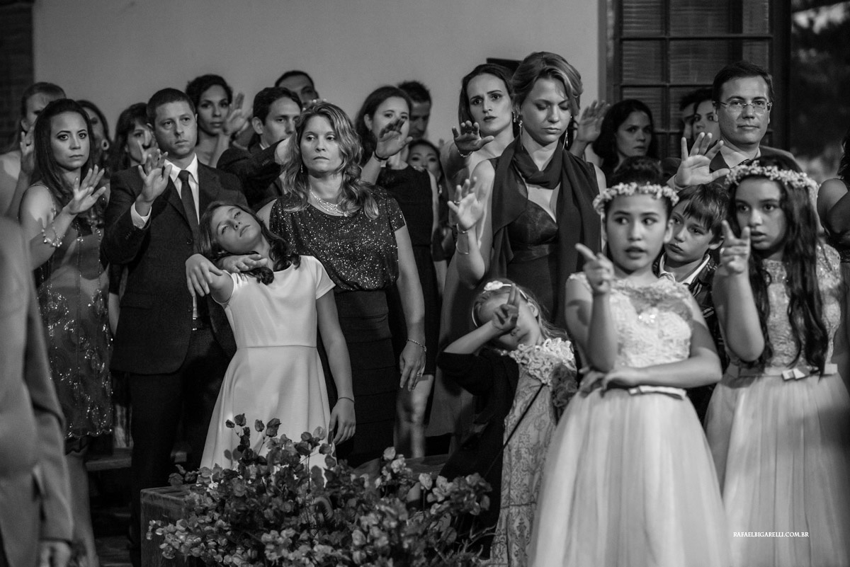 crianças no casamento preto e branco