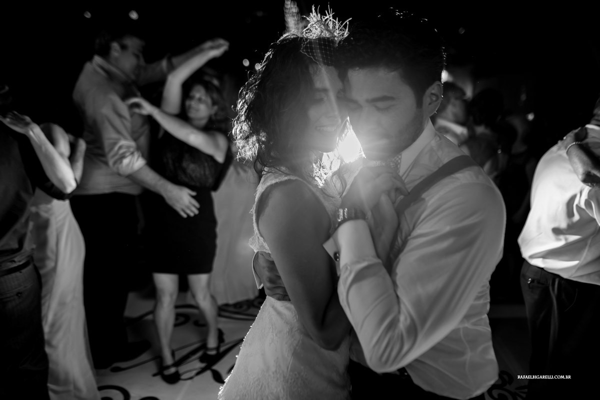 noivos namorando na festa de casamento