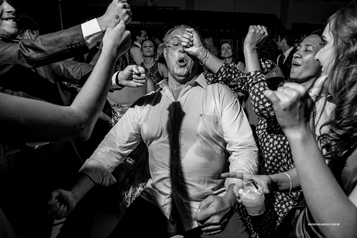 convidados no casamento preto e branco