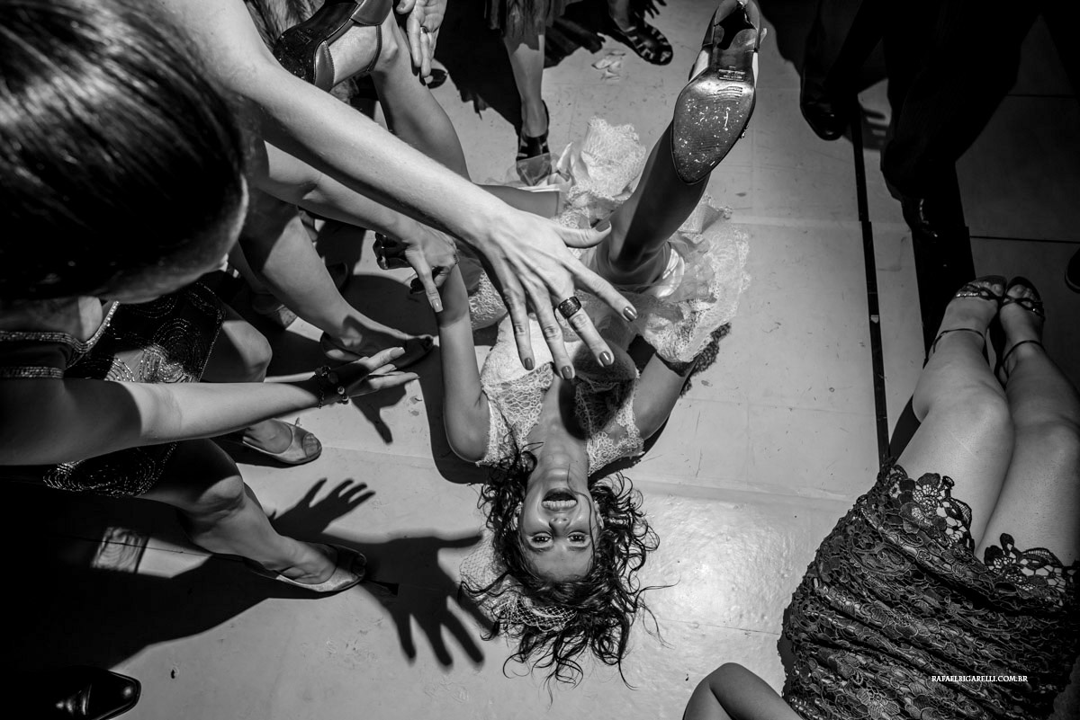 noiva caindo no chão