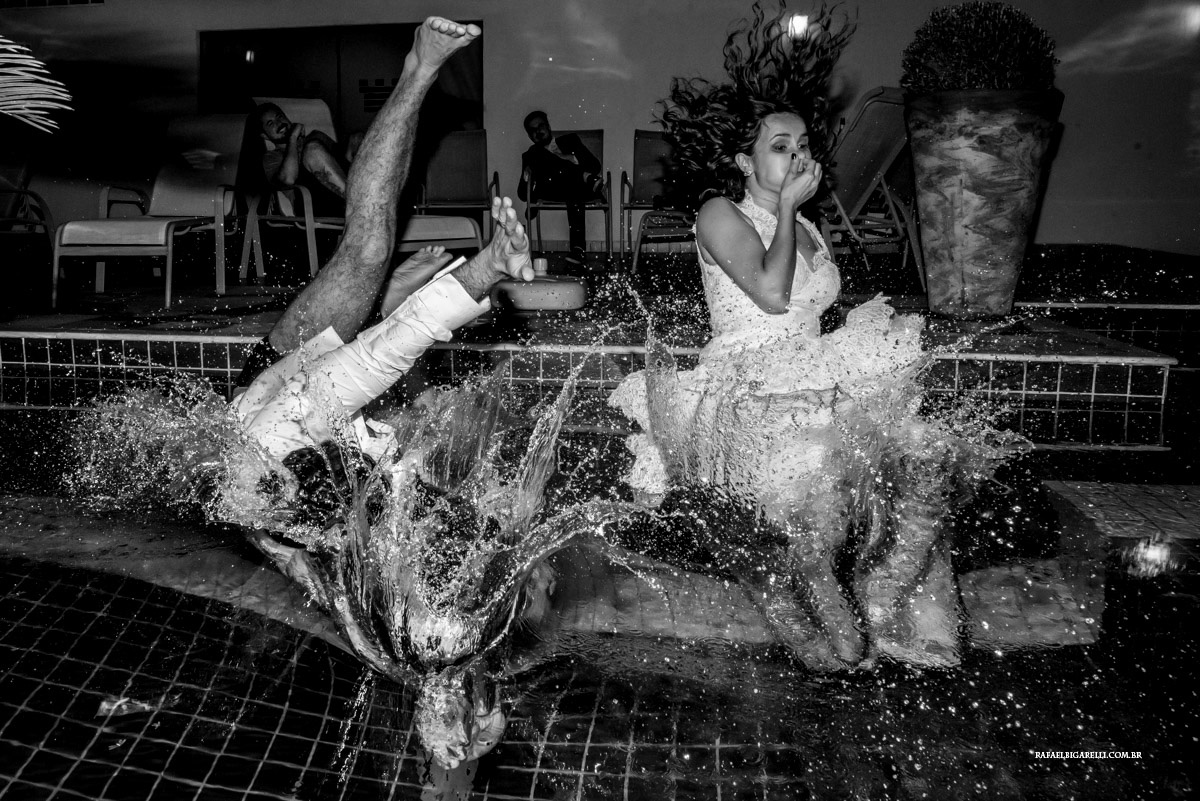 noivos pulando na piscina