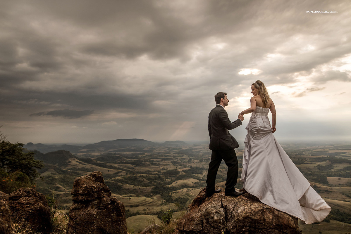 noivos no nascer do sol