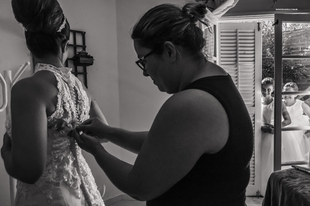 noiva trocando vestido preto e branco crianças daminhas