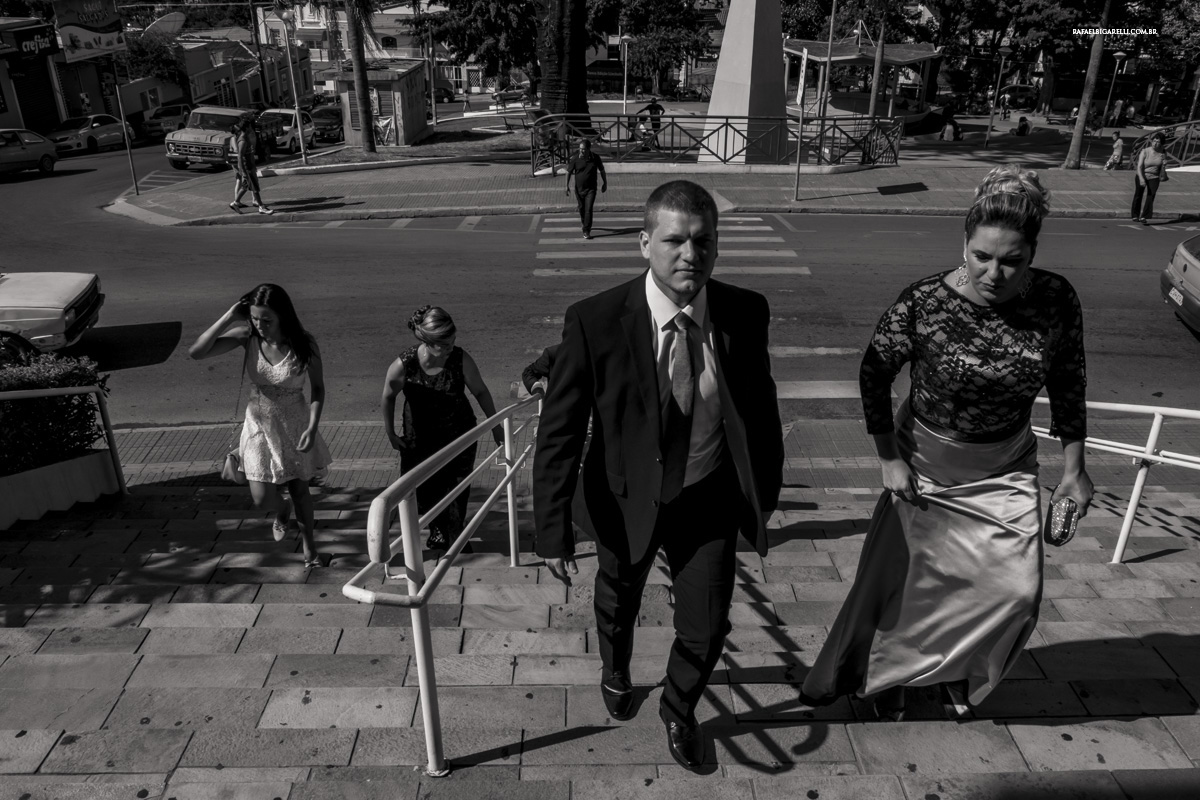 noivo igreja rua preto e branco