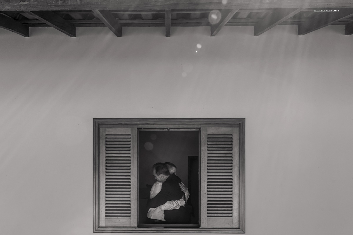 noivo abraçando pai janela preto e branco