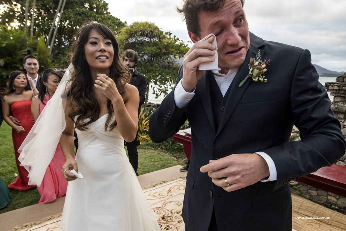 noivo chora na cerimonia