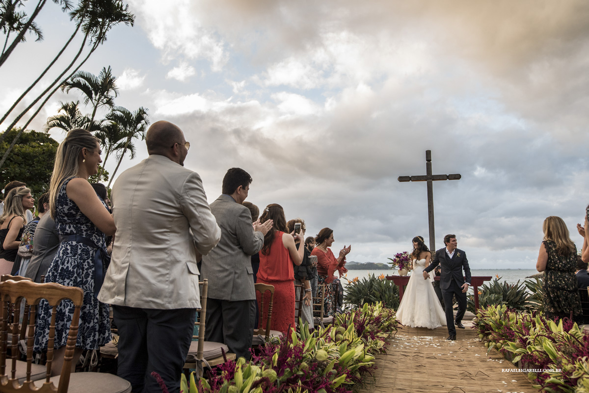 saida dos noivos na praia