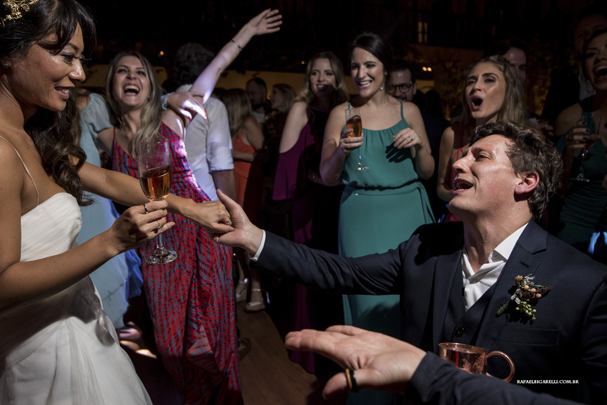 noivos na pista de dança