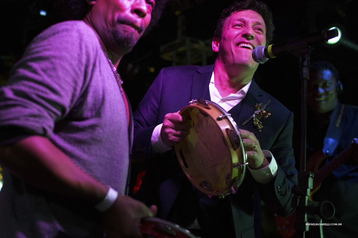 noivo tocando no casamento