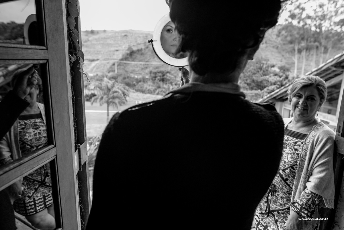 noiva no espelho preto e branco