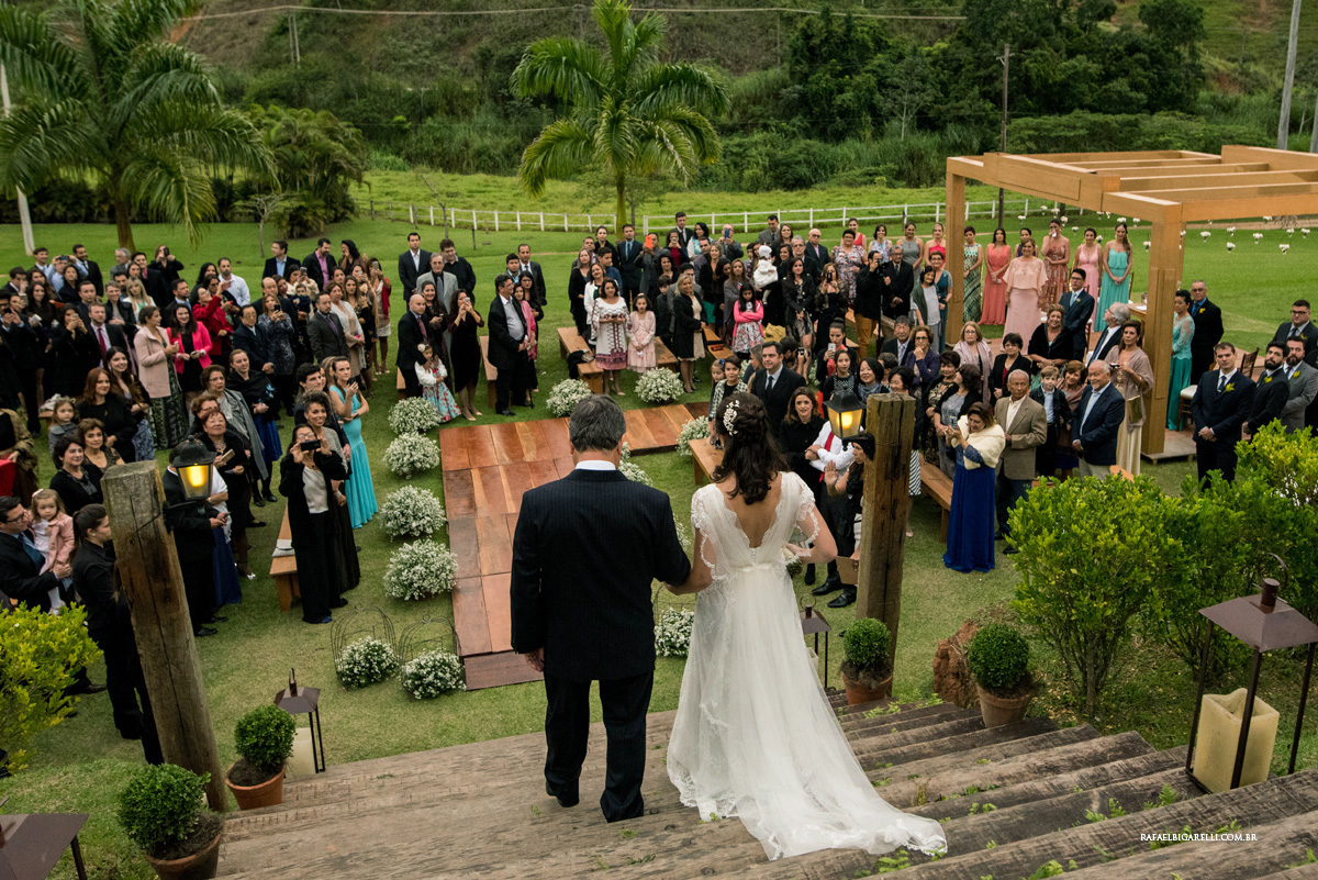 entrada da noiva casamento no campo