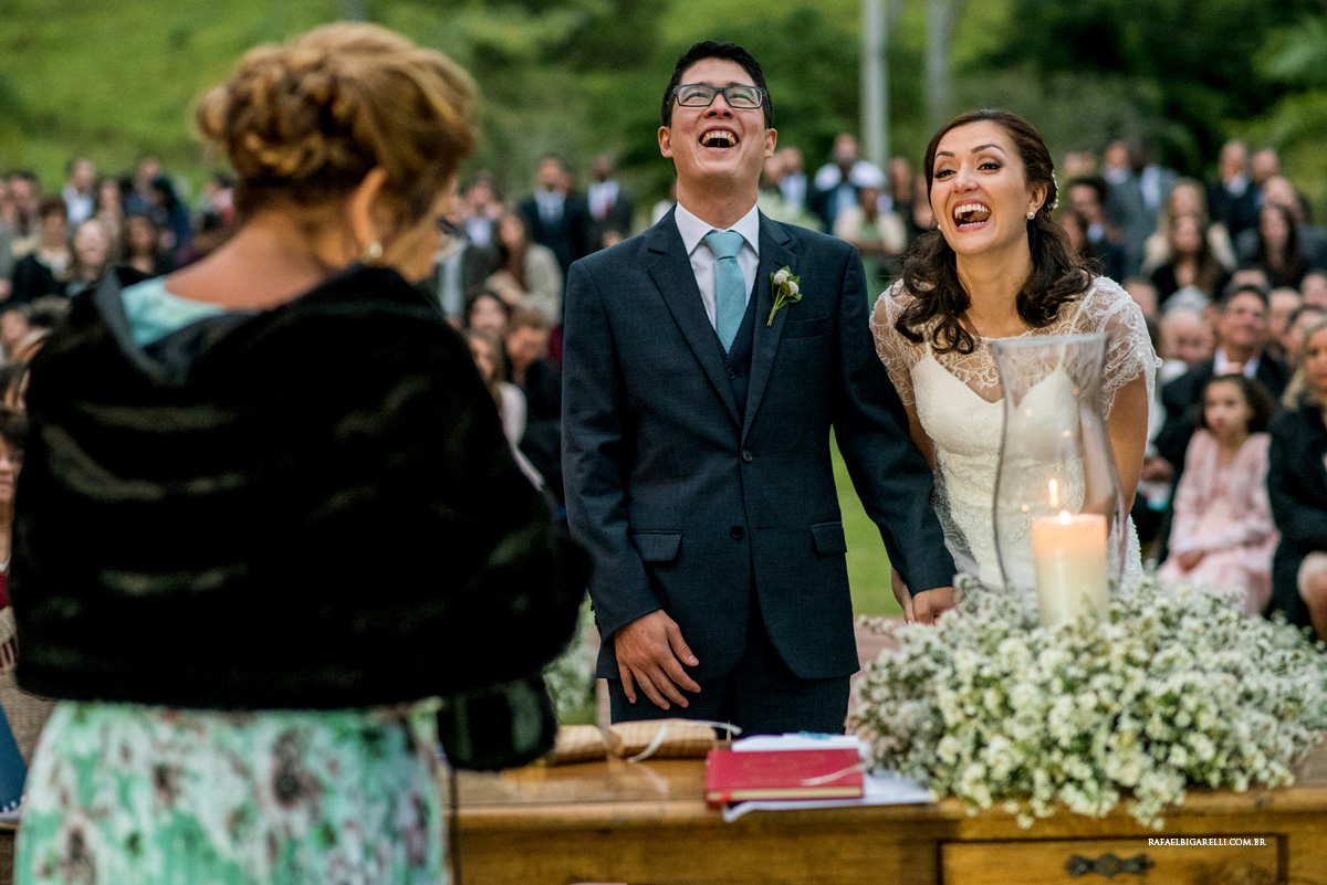noivos gargalhando no altar