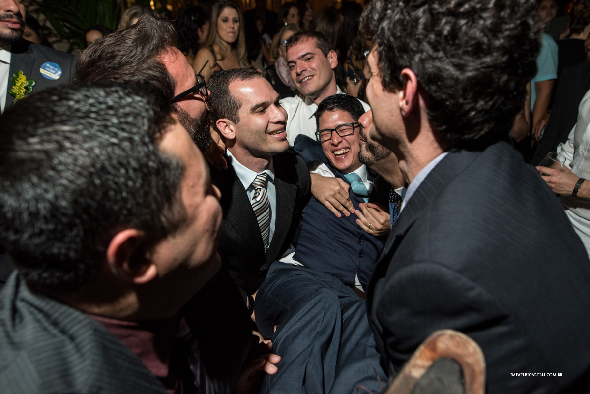 noivo com amigos na festa