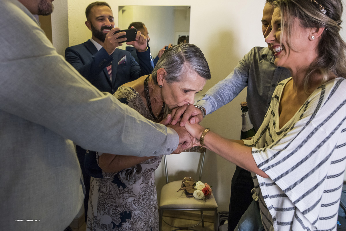 me e filha no casamento