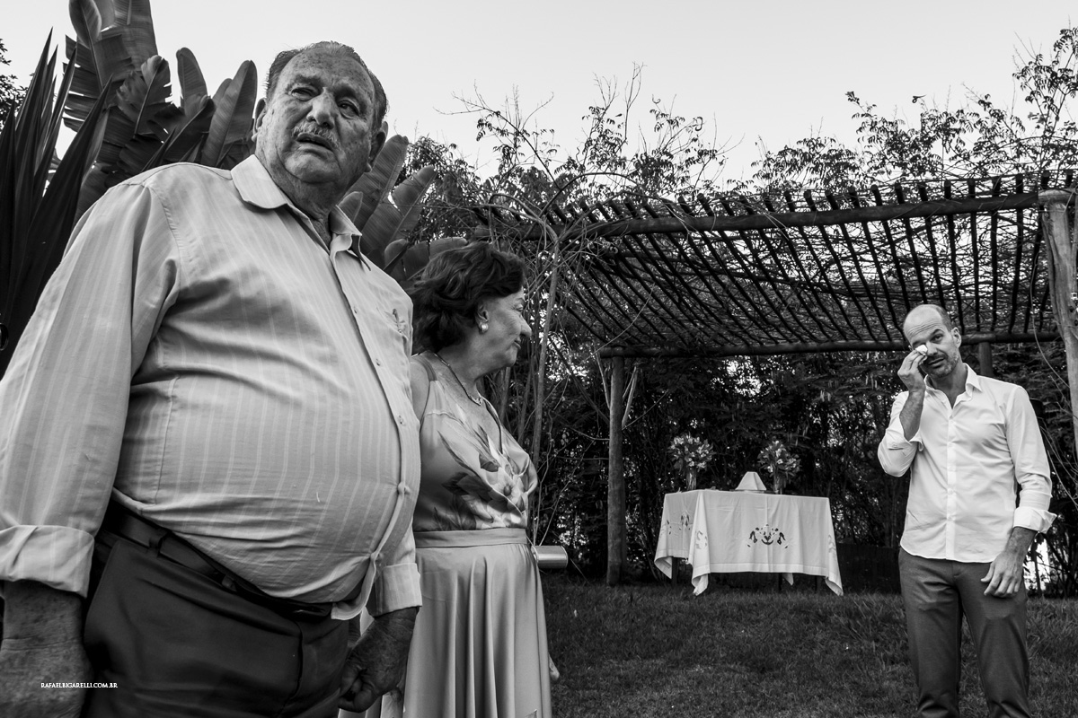 noivo chorando na entrada da noiva