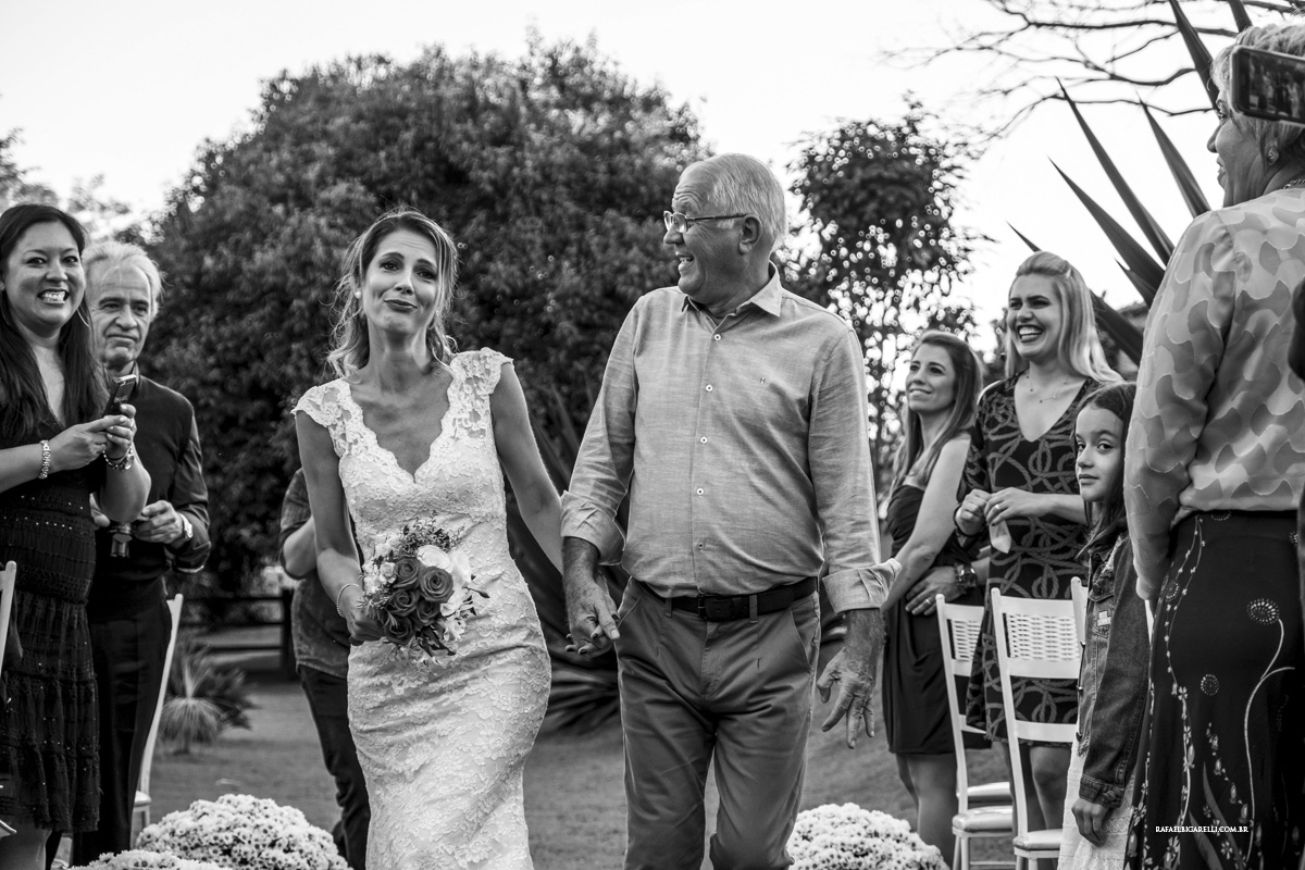 entrada da noiva preto e branco sorriso pai