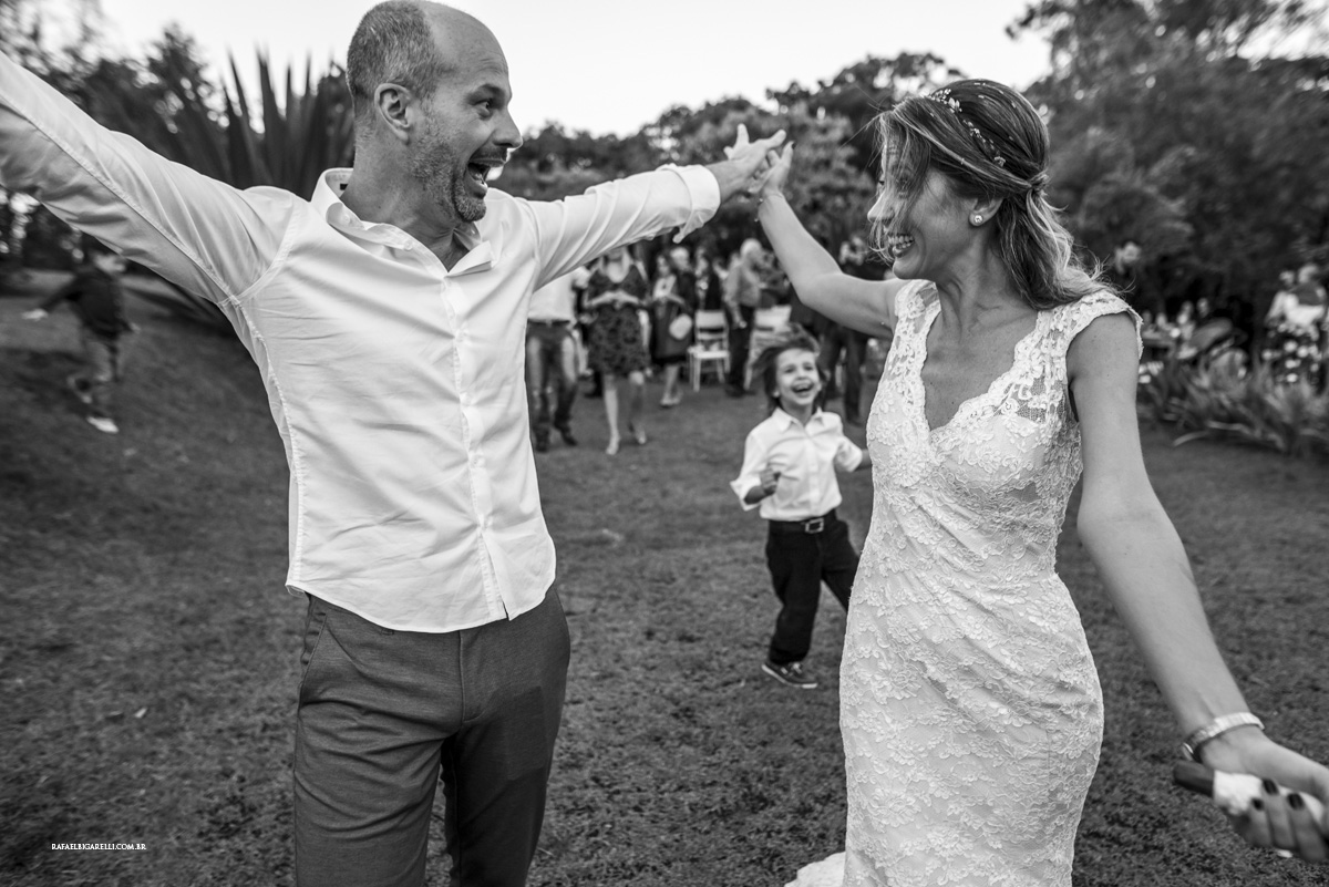 saida dos noivos preto e branco casamento de dia