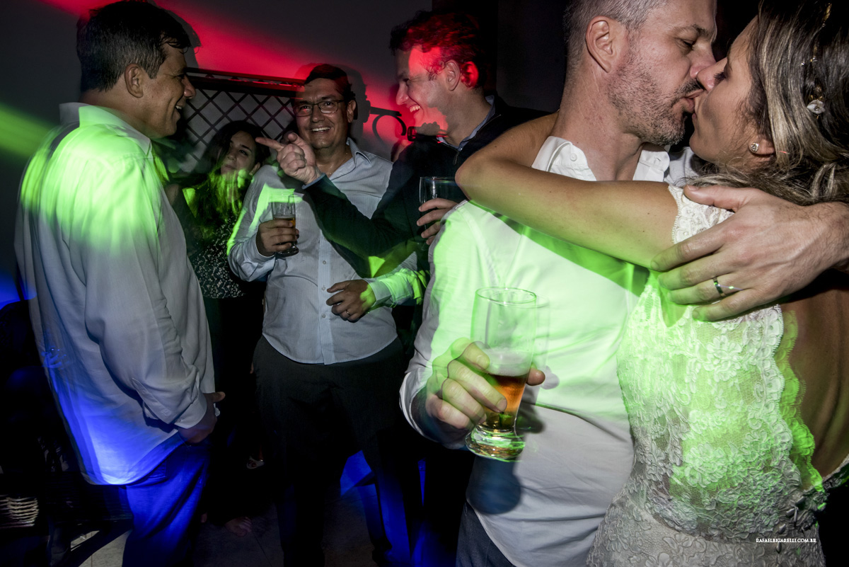 cores casamento beijo