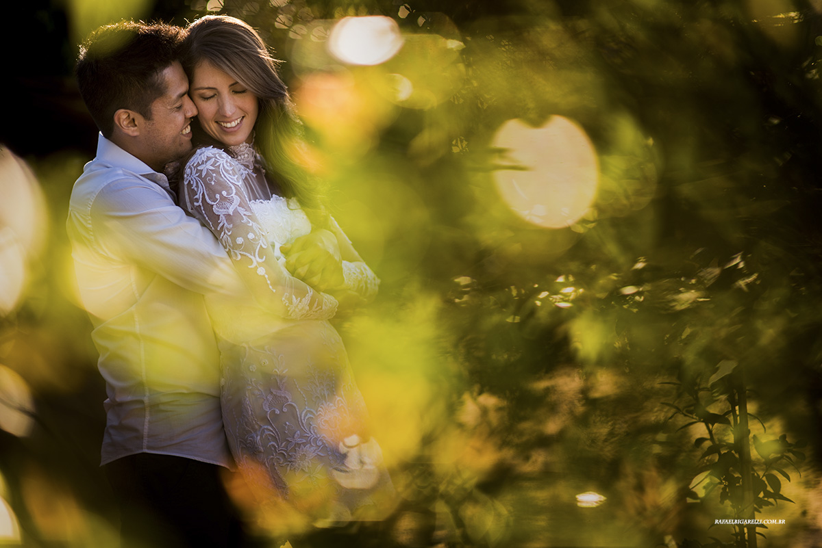 casal de noivos no pre casamento ao por do sol