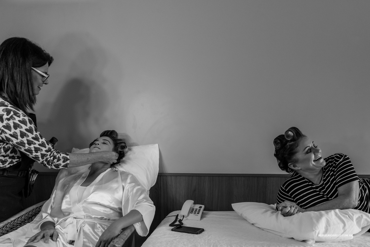 noiva e sua mãe se diverte,