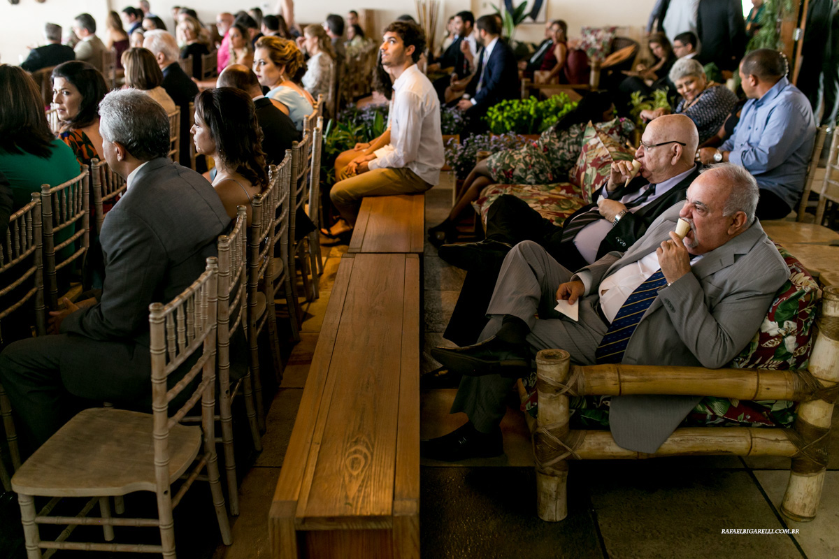 convidados tomam sorvete na cerimonia de casamento