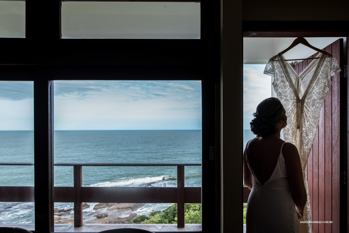 noiva segurando o vestido de casamento