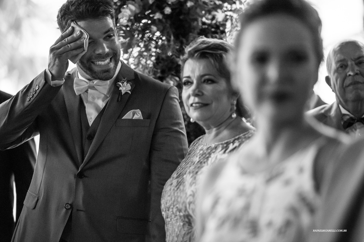 noivo espera a noiva em casamento na praia