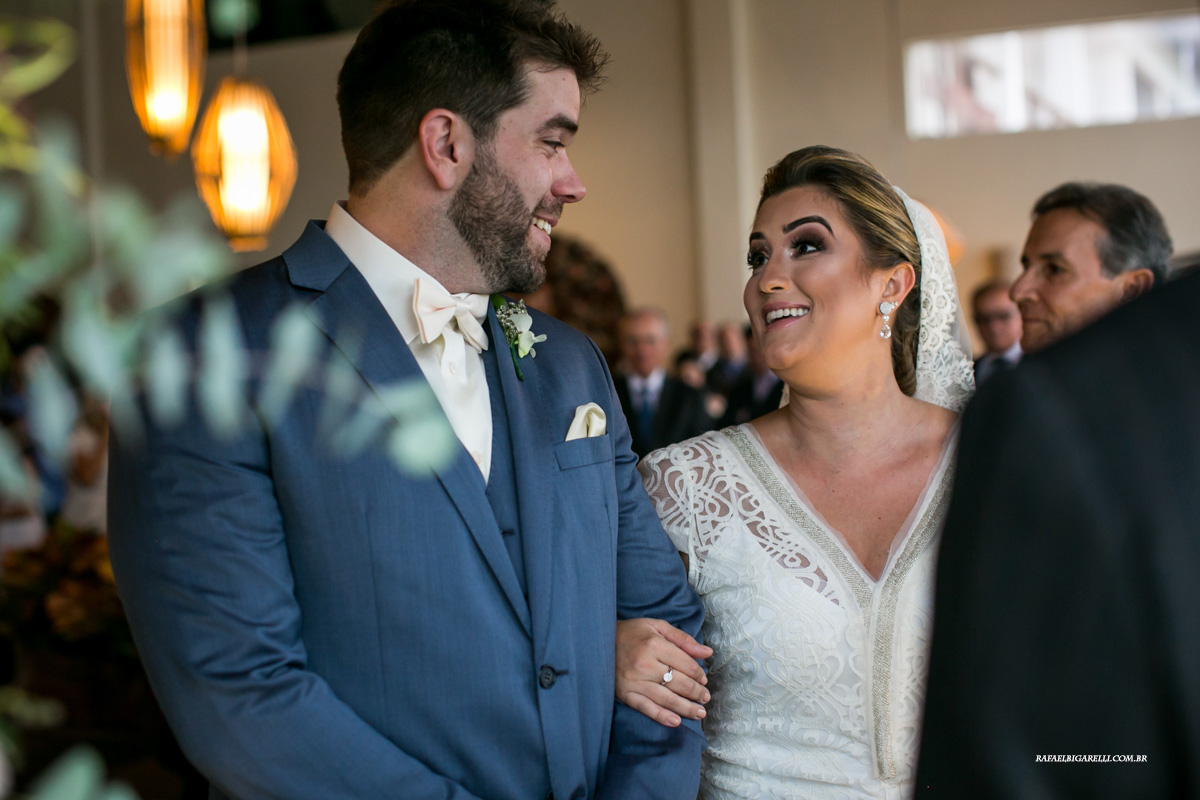 noivos se olham no altar em casamento