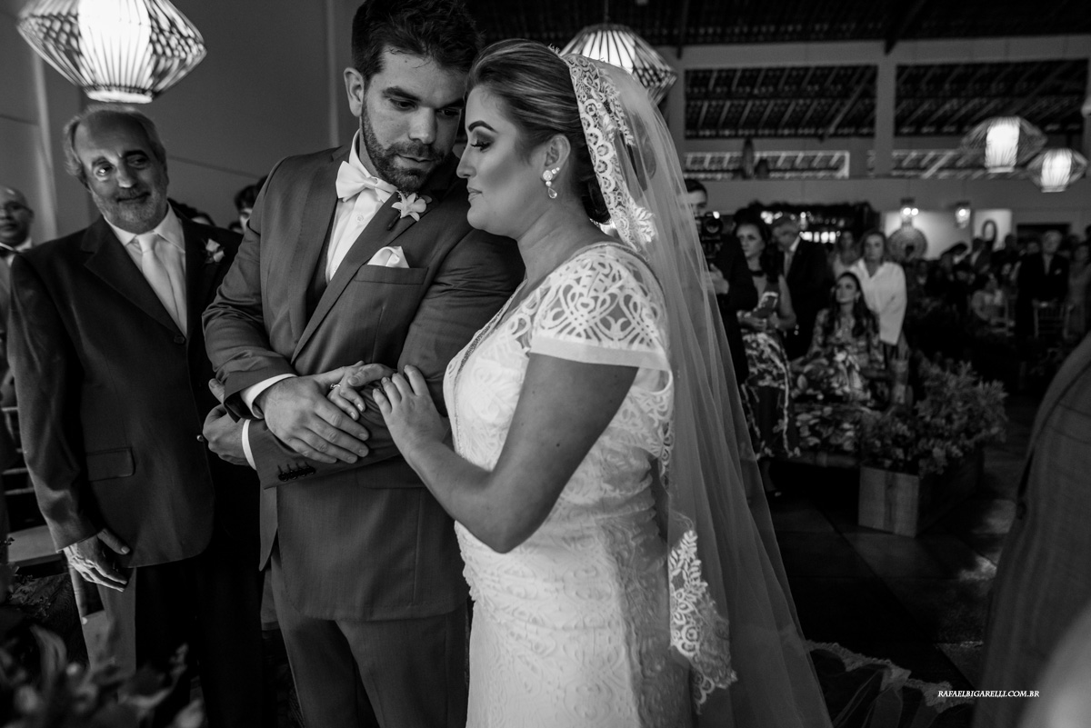 noivos sob o olhar atendo do sogro