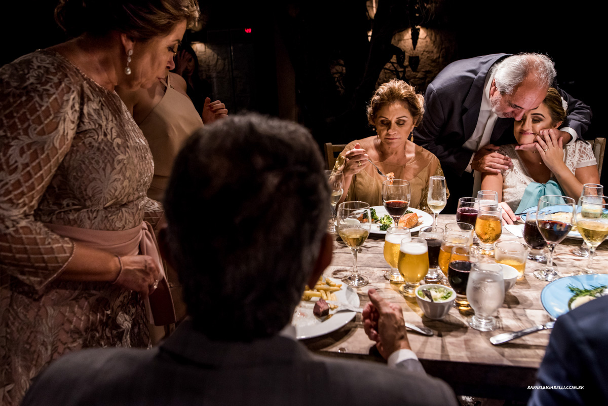 noiva recebendo o carinho de seu pai