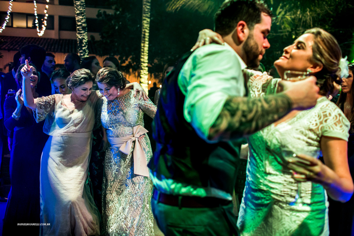maes dos noivos dançam na festa do casamento de seus filhos
