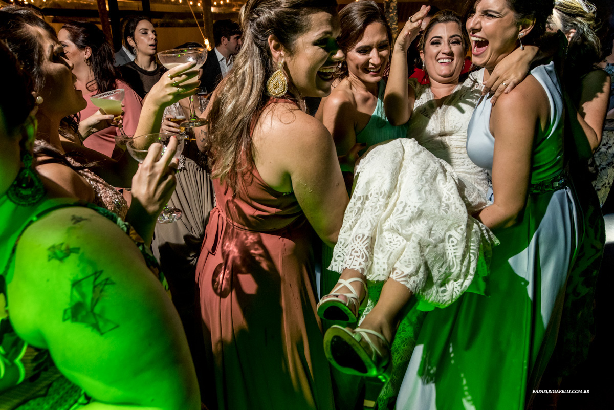 noiva se divertindo com as madrinhas na festa de casamento