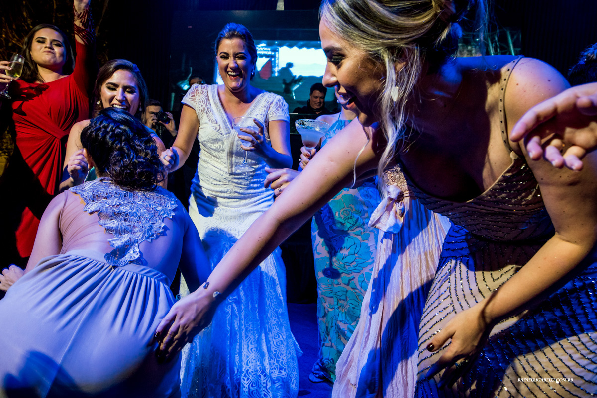 noiva sorrindo na festa de casamento