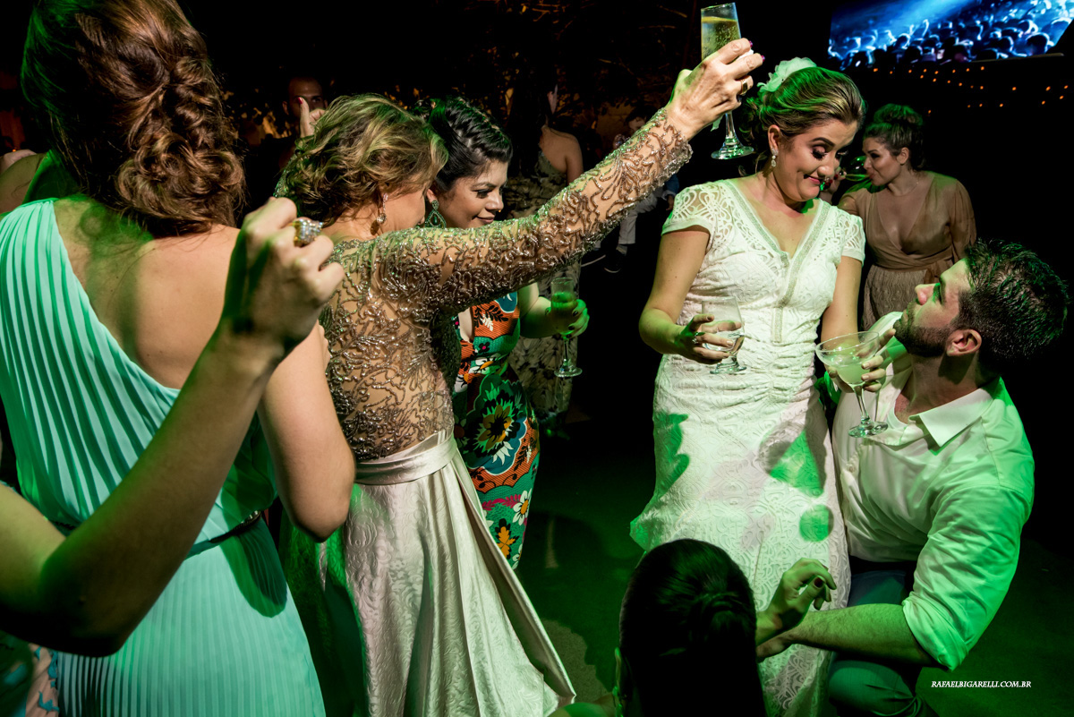 noivos se divertindo na festa de casamento na praia
