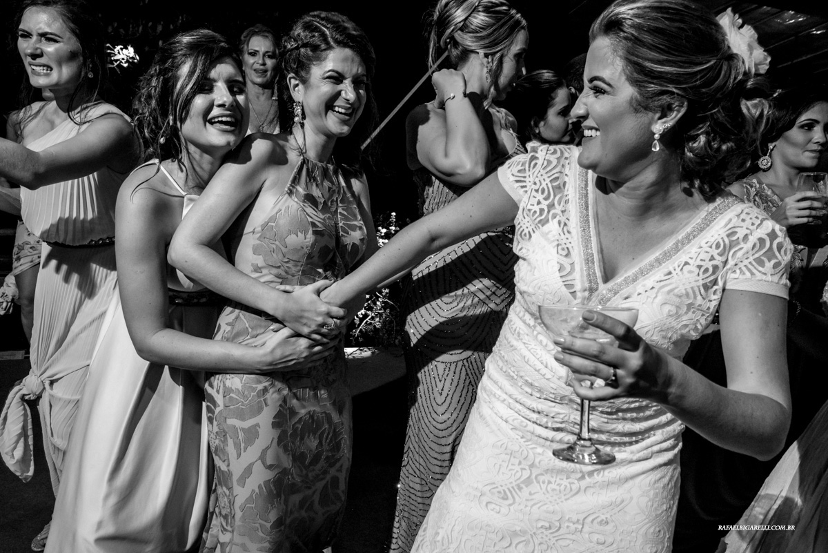 noiva cumprimenta amiga gravida no casamento