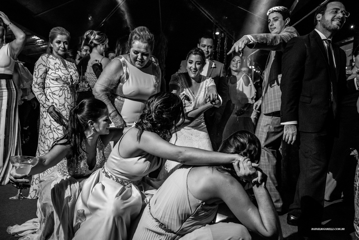 noiva dançando com convidados na festa do casamento na praia