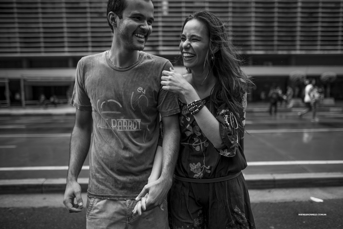 casal se divertindo na sessão fotográfica