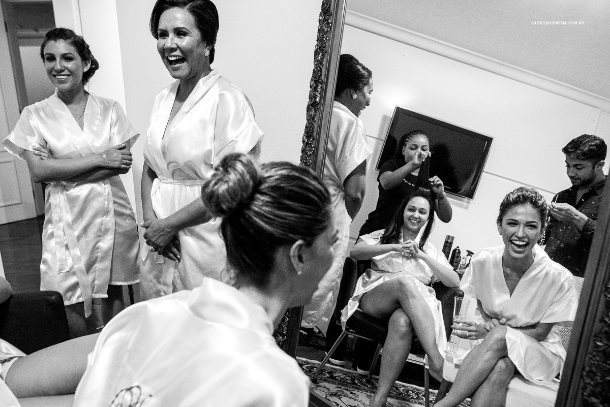 noiva junto com sua familia no casamento