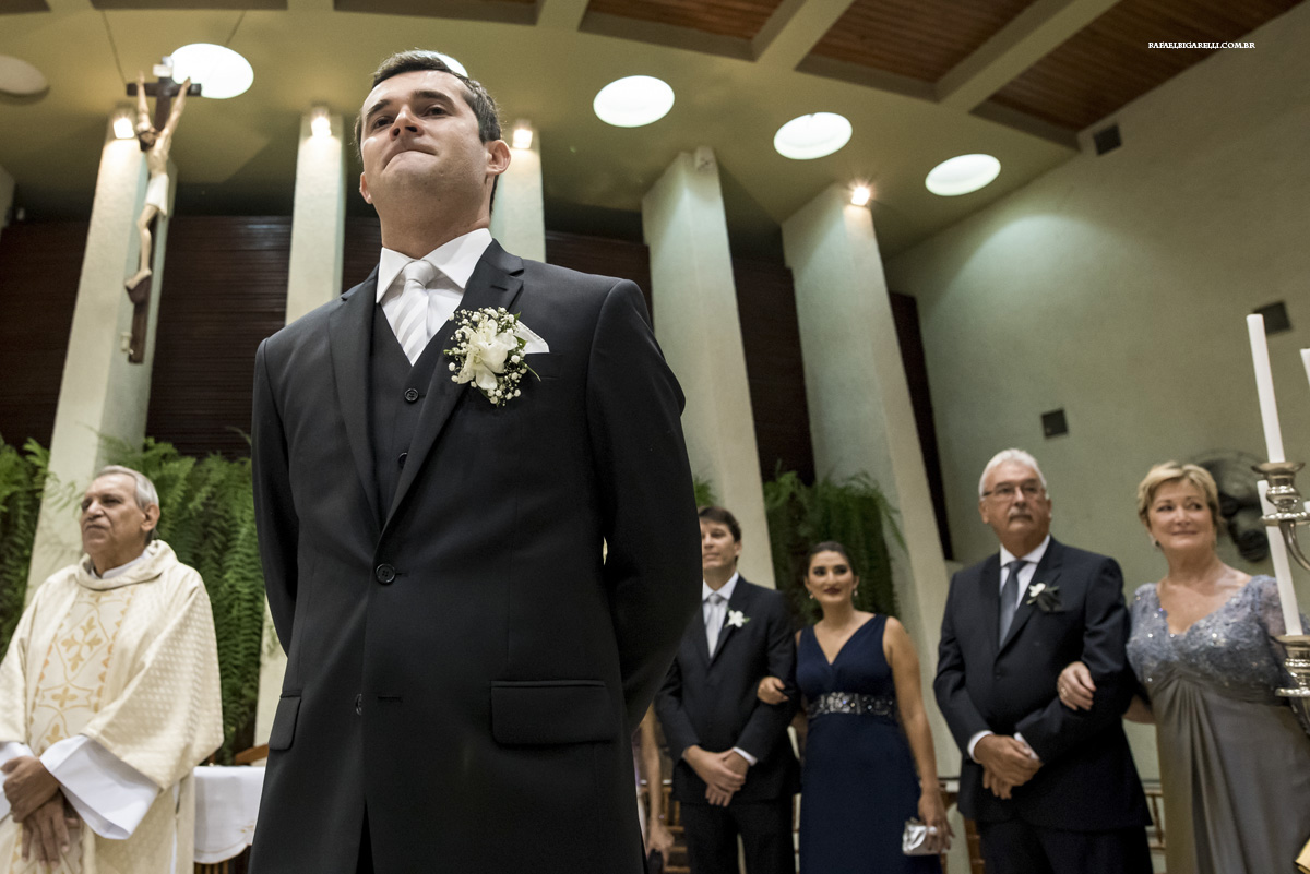 noivo apreensivo pela entrada de sua noiva