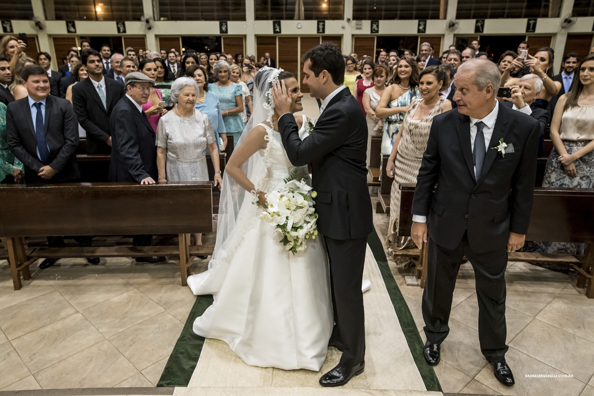 a última olhadinha do pai ao entregar a noiva ao seu noivo