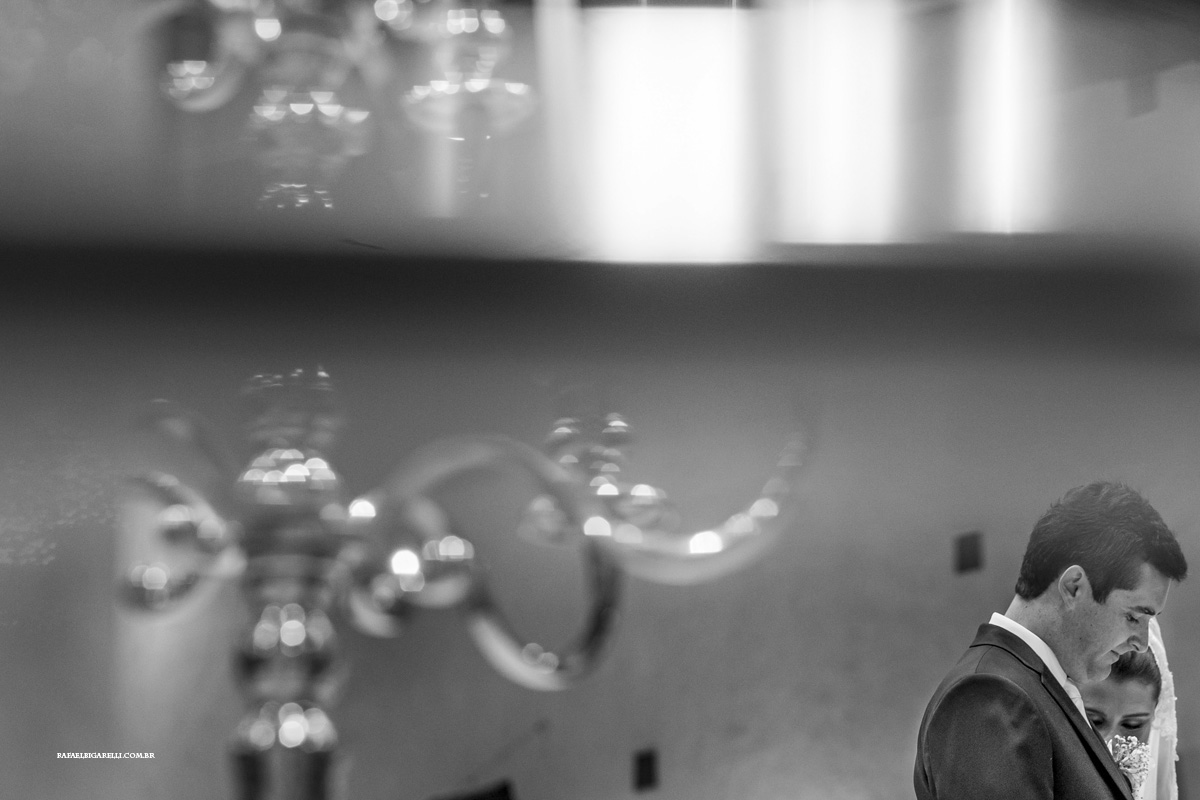 carinho entre os noivos na cerimonia religiosa de casamento